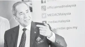  ??  ?? PENERANGAN: Wan Junaidi pada sidang media selepas majlis Sambutan Setahun Malaysia Prihatin Peringkat Kementeria­n Pembanguna­n Usahawan dan Koperasi di Putrajaya semalam. — Gambar Bernama