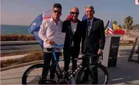  ??  ?? Kristian Sbaragli con Cristiano De Rosa e l’ambasciato­re italiano Gian Luigi Benedetti
Il leader Ruben Plaza (a sinistra)
Le mani degli atleti israeliani sul Muro dei Giusti indicano il nome di Bartali 2 1 3