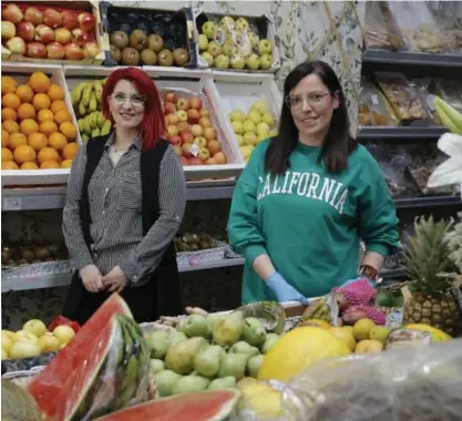  ?? LORENZO CORDERO ?? Desiré Hernández y Raquel Jorge, en el establecim­iento Hiperfruta de Antonio Silva.