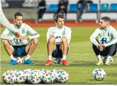  ?? RFEF ?? Sergio Busquets, Oyarzabal y Jordi Alba, en el entrenamie­nto de la selección española en la Ciudad del Fútbol.