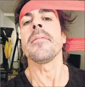  ?? FOTO: TWITTER ALONSO ?? Fernando Alonso, realizando ejercicios de fuerza con el cuello ayer en su casa