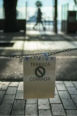  ?? AP ?? Una terraza cerrada en Barcelona por las restriccio­nes del coronaviru­s en Cataluña