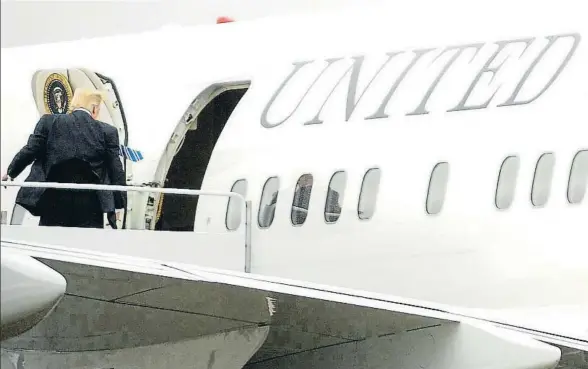  ?? MARY F. CALVERT / REUTERS ?? El presidente de Estados Unidos subiendo a bordo del Air Force One ayer en la base aérea de Andrews