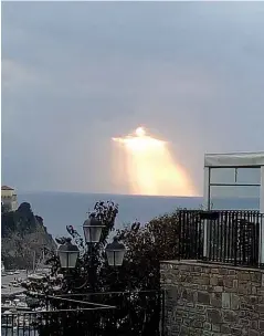  ??  ?? ABOVE: “The Christ of Light on the Sea of Agropoli” in Alfredo Lo Brutto’s photo. BELOW: This photo of the ‘Como Panther’ proved to be just an urban fox.