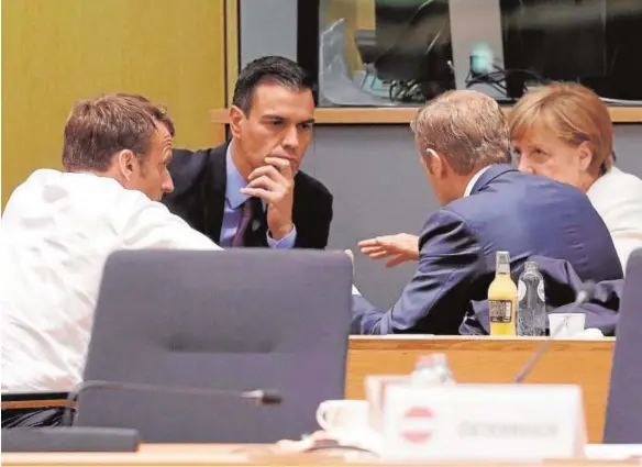  ?? EFE ?? Emmanuel Macron, Pedro Sánchez, Angela Merkel y Donald Tusk (de espaldas), la madrugada de ayer, en Bruselas