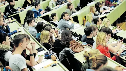  ?? [ Clemens Fabry ] ?? Bei Uni und Fachhochsc­hule denkt man zuerst an klassische Vorlesunge­n. Tatsächlic­h finden Lehrverans­taltungen in den verschiede­nsten Formen statt.