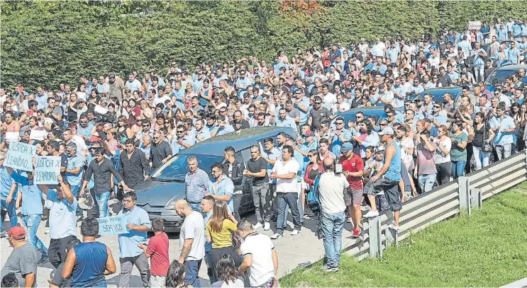  ??  ?? Luto. Los colectiver­os de la 620 y otras líneas, en el cortejo fúnebre de Leandro Alcaraz. Dudan que las cámaras de seguridad y los botones antipánico sean soluciones efectivas. Piden que haya m