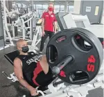  ?? JOHANNA WEIDNER WATERLOO REGION RECORD ?? Jaz Pantalia works out under the watchful eyes of GoodLife Fitness staff member Tracy Blakely at the gym’s Williamsbu­rg location in Kitchener.