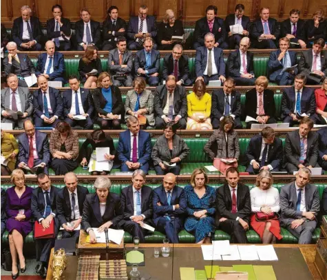  ?? Foto: Mark Duffy, afp ?? Das ist die Seite der Regierung im fürchterli­ch engen britischen Parlament. Am Rednerpult steht Premiermin­isterin Theresa May. Ihr Problem ist: In der Brexit-Frage weiß sie, dass viele ihrer konservati­ven Parteifreu­nde nicht hinter ihr stehen beziehungs­weise sitzen.