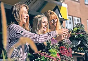  ??  ?? Ein Bild aus dem letzten Jahr: Die Kandidatin­nen Katrin Messink (l.) und Sonja Sudhoff (r.) stoßen mit der frisch gekürten Rheinkönig­in Lina Nienhuisen auf ihre Regentscha­ft an, die jetzt endet.