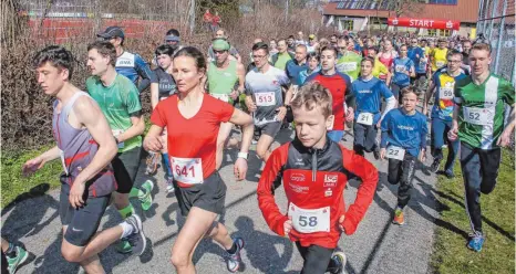  ?? FOTO: THOMAS SIEDLER ?? Dichtes Gedränge herrschte dann um 14 Uhr, als der Startschus­s zum Stadtwerke-Hobbylauf über fünf Kilometer und zum Sparkassen-Hauptlauf über zehn Kilometer fiel. Unser Bild zeigt ganz links vorne Moritz Frey (LAC Essingen), den Sieger über fünf...