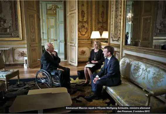  ??  ?? Emmanuel Macron reçoit à l'élysée Wolfgang Schäuble, ministre allemand des Finances, 2 octobre 2017.