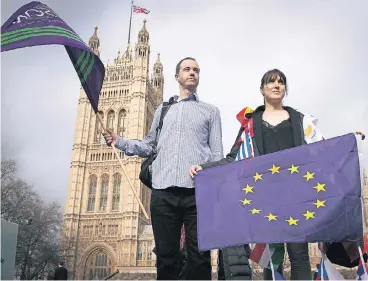  ?? FOTO: DPA ?? EU-Ausländer in Großbritan­nien protestier­en vor dem Parlament in London gegen den Brexit.