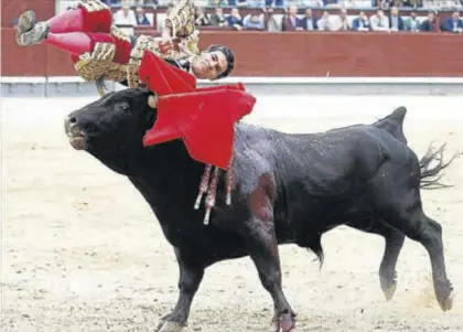  ?? EFE / VÍCTOR LERENA ?? El diestro Paco Aguado fue cogido por su primer toro, ayer en la plaza de toros de Las Ventas.