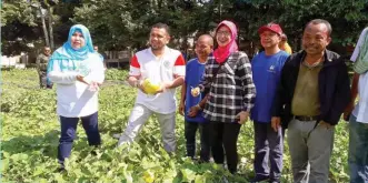  ?? (Photo by Ahl-franzie Salinas) ?? Sulu Governor Totoh Tan and other stakeholde­rs during the recent Harvest Festival and culminatio­n of the Kabalikat sa Kabuhayan Rural Farmers Training Program that benefit over 300 farmers in the province.