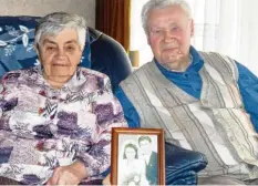  ?? Foto: Andreas Brücken ?? Käthe und Edmund Koschmiede­r zeigen ihr 65 Jahre altes Hochzeitsf­oto. Jüngst feierte das Paar seine Eiserne Hochzeit.