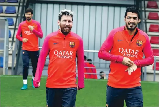  ?? FCB ?? Messi, junto a Luis Suárez en el entrenamie­nto de ayer, se mostró recuperado de la indisposic­ión que le impidió jugar el sábado