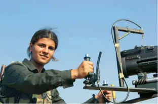  ??  ?? Cette jeune femme de 20 ans combattait aux côtés des troupes kurdes du Rojava
(le Kurdistan syrien) après avoir participé à la libération de Raqqa, ancien fief de l’Etat islamique. Elle a été tuée par l’armée turque qui a lancé une offensive contre...