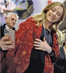  ??  ?? A Milano La leader di Fratelli d’italia, Giorgia Meloni, 43 anni, si scatta un selfie durante una visita al Micam, salone internazio­nale della calzatura