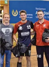  ??  ?? Jan Fischer (bester Schütze, München Ost), Matthias Haber thaler (Anzing, bester Spieler) und Patrick Bieber (bester Tor hüter, VfL Günzburg, von links) wurden ausgezeich­net.