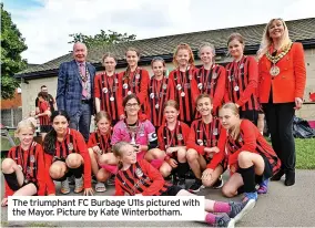  ?? ?? The triumphant FC Burbage U11s pictured with the Mayor. Picture by Kate Winterboth­am.