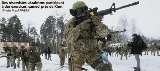  ?? (Photo MAXPPP/EPA) ?? Des réserviste­s ukrainiens participan­t à des exercices, samedi près de Kiev.