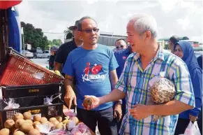  ??  ?? Out and about: A file photo of Md Jais doing a walkabout at a market in Kluang, Johor.