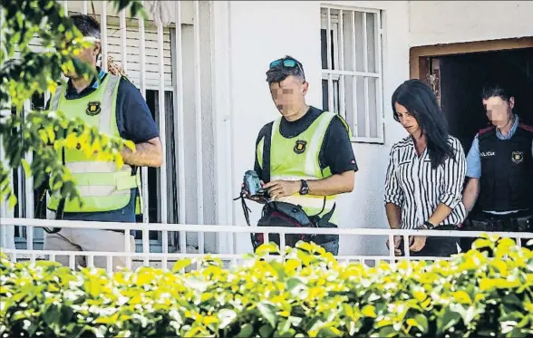  ?? LLIBERT TEIXIDÓ ?? La agente de la Guardia Urbana arrestada, Rosa P., en la vuelta a su casa durante la recreación del crimen de su novio