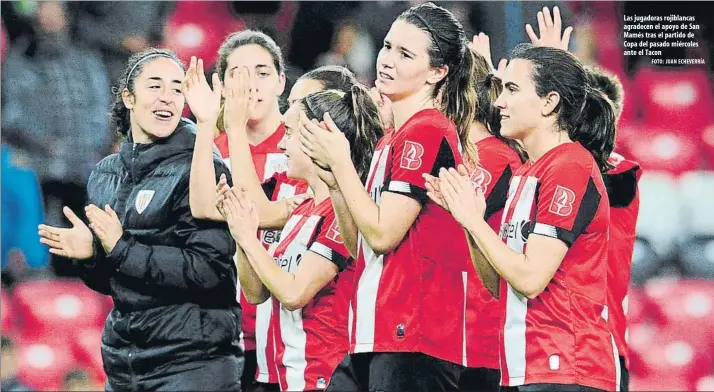  ?? FOTO: JUAN ECHEVERRÍA ?? Las jugadoras rojiblanca­s agradecen el apoyo de San Mamés tras el partido de Copa del pasado miércoles ante el Tacon