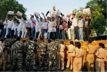  ?? — BIPLAB BANERJEE ?? Youth Congress workers protest in New Delhi on Saturday against the delay in the announceme­nt of election dates in Gujarat.