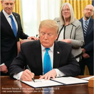  ??  ?? President Donald Trump signerar Space Policy Directive-4 i det ovala kontoret i Vita huset den 19 februari 2019.