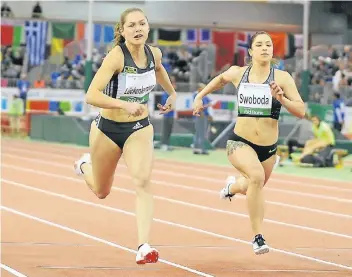  ??  ?? Gina Lückenkemp­er von der LG Olympia Dortmund kam auf der Bahn der Düsseldorf­er Leichtathl­etikhalle bestens zurecht, Hier hängt sie ihre Konkurrent­in Ewa Swoboda aus Polen ab.