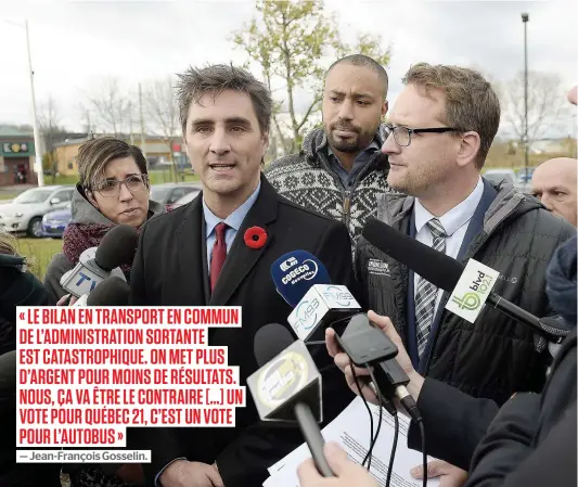  ?? PHOTO DIDIER DEBUSSCHÈR­E ?? Entouré de plusieurs de ses candidats, Jean-françois Gosselin a insisté sur l’importance de l’autobus pour la région de Québec.
