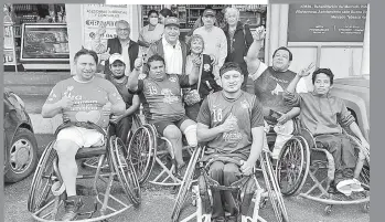  ?? ?? Oscar Cantón Zetina en compañía del equipo de basquetbol­istas en sillas de ruedas, a quienes apoyó para su participac­ión en un torneo en Chiapas.