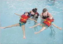  ?? BOB TYMCZYSZYN TORSTAR FILE PHOTO ?? Bryley Miller and Haley Millson learn to starfish from lifeguards Sarah Lawless and Averie Jones at the Kiwanis Aquatics Centre in April 2018.