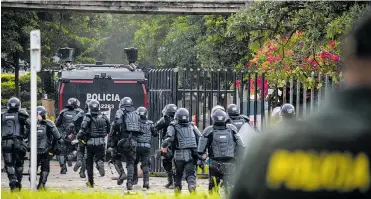  ?? FOTOS JOSEFINA VILLARREAL ?? Momento en que fuerzas de la Policía ingresan a la Universida­d del Atlántico.