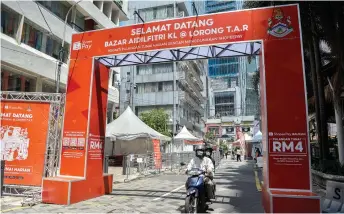  ?? — Bernama photo ?? The scene at the Aidilfitri bazaar at Jalan Tuanku Abdul Rahman in Kuala Lumpur, which was ordered shut after it was identified as a potential Covid-19 hotspot under the HIDE system.