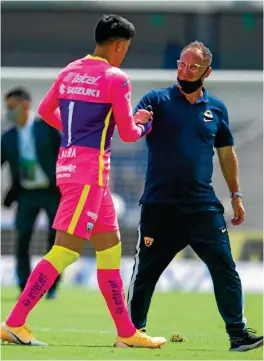  ??  ?? ALIANZA. Alfredo Talavera choca las manos con su técnico Andrés Lillini.