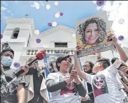  ?? Fotos: Henry Lapo / EXTRA ?? Luego de la ceremonia se lanzaron globos al cielo, como homenaje a la víctima.