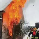  ??  ?? Löscharbei­ten bei eisigen Temperatur­en APA/FF WIENER NEUDORF, FOTOLIA