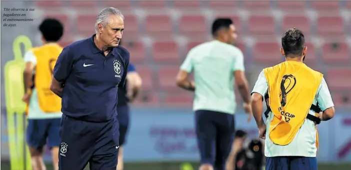  ?? ?? Tite observa a sus jugadores en el entrenamie­nto de ayer.