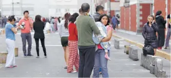  ??  ?? ► Habitantes de Ciudad de México se ponen a resguardo tras el sismo, ayer.