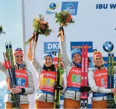  ?? Foto: dpa ?? Denise Herrmann (l.) ist das neue Aushängesc­hild im Biathlon. Aber auch Franziska Preuß (Zweite v. l.) ist vorne dabei – wenn sie denn gesund bleibt.