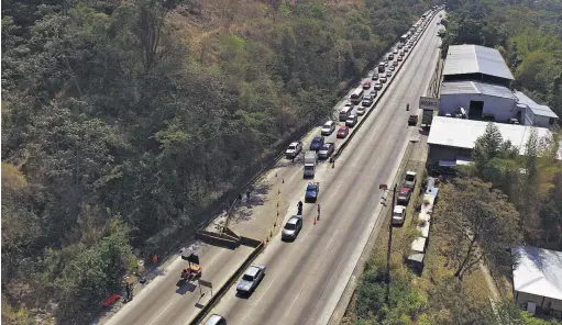  ??  ?? EL TRAMO COMPLICADO. A LA ALTURA DE LA ZONA DE DESLIZAMIE­NTO, LOS CUATRO CARRILES SE VUELVEN SOLAMENTE DOS Y SE CREA UNA CONGESTIÓN.