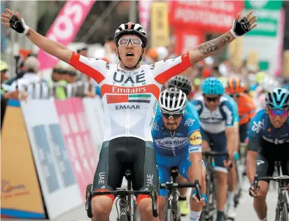  ?? FOTO ?? Molano volvió a celebrar un triunfo de etapa tras las dos fracciones que consiguió, vistiendo la camisa del Manzana, en el Tour del Lago Taihu en China, en octubre de 2018.