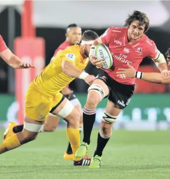  ??  ?? UNDER THE SPOTLIGHT: In-form Franco Mostert, in red strip, faces a tough battle against Lood de Jager.