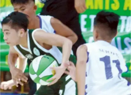  ?? SunStar Photo / Amper Campaña ?? OUTPLAYED. James Yuan Ison gets past Ateneo defenders.