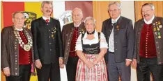  ?? Fotos: Willi Unfried ?? Mit dem Bezirks Doppeladle­r in Gold zeichnete (von links) Bezirkssch­ützenmeist­er Karl Schnell die Funktionär­e Otto Regele, Peter Weigelt, Elisabeth Furnier, Alois Wal denmayr und Hans Hafner aus.