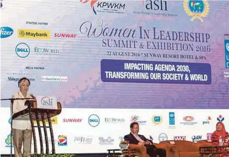  ??  ?? Tuan Jeanne menyampaik­an ucapan pada Sidang Kemuncak dan Pameran Kepemimpin­an Wanita 2016.