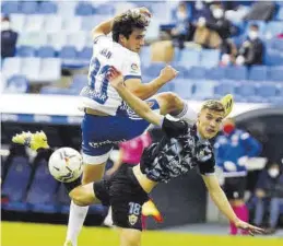  ?? JAIME GALINDO ?? Aguerrido
Iván Azón disputa un balón en el duelo ante el Almería.